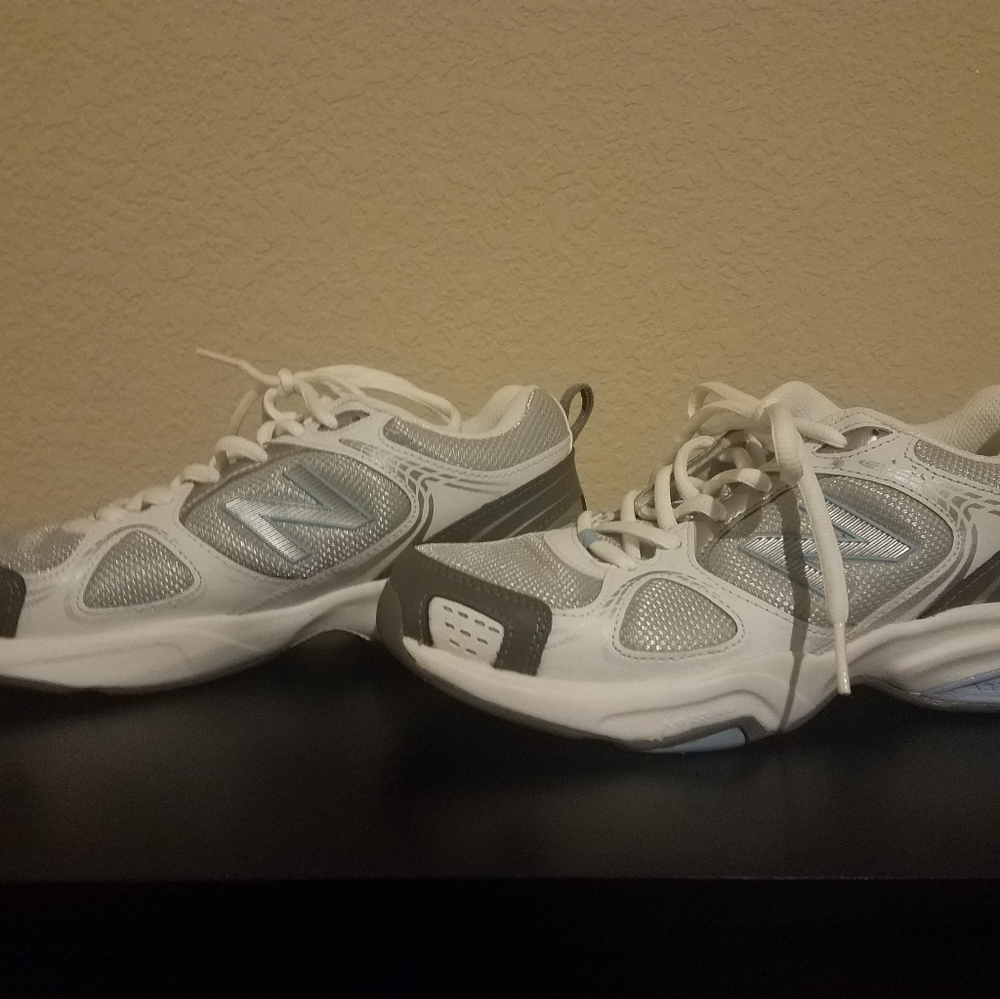 New Balance Sneakers Size 8 light blue and white